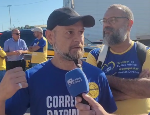 Trabalhadores dos Correios defendem empresa pública em ato na Grande Florianópolis