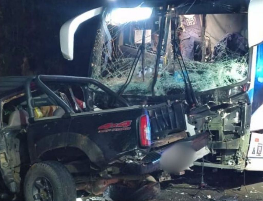 Colisão entre caminhonete e ônibus deixa dois mortos na BR-470, em Ibirama