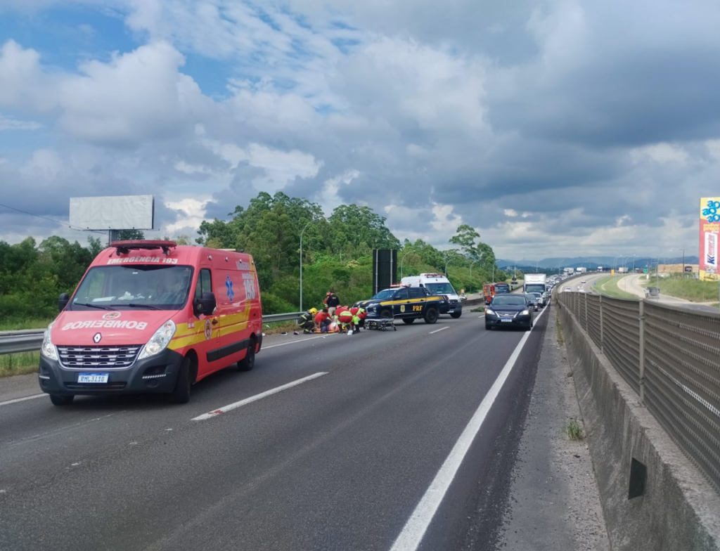 Colisão entre duas motos mobiliza socorro na BR-101 em Pescaria Brava