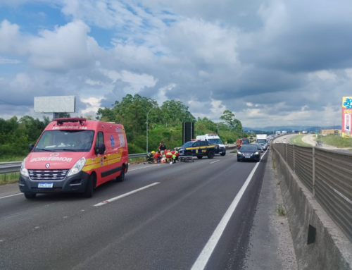Colisão entre duas motos mobiliza socorro na BR-101 em Pescaria Brava