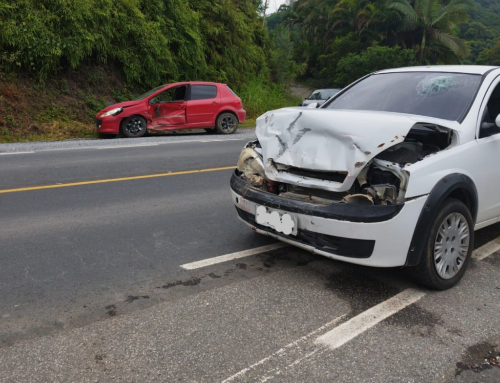 Colisão entre dois carros mobiliza Bombeiros na Rodovia Pedro Merísio, em Botuverá