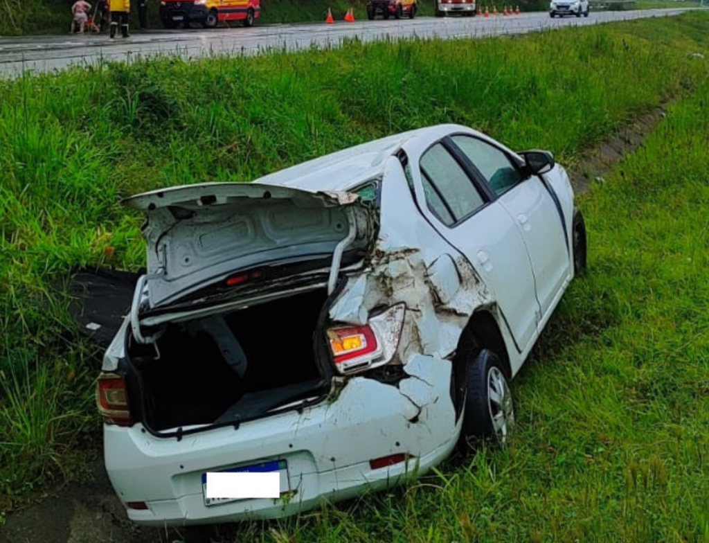 Colisão seguida de saída de pista deixa três feridos na BR-470, em Gaspar