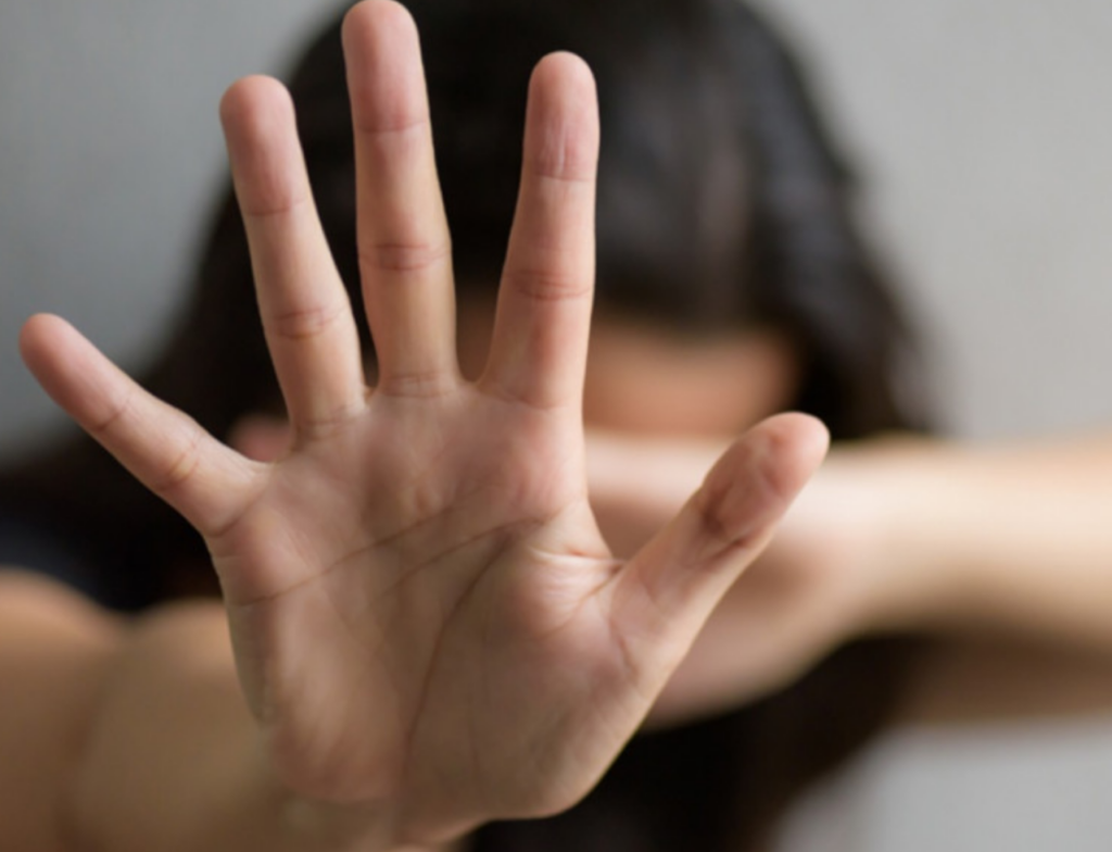 Homem é preso em Içara após agredir companheira com cabo de vassoura no bairro Liri