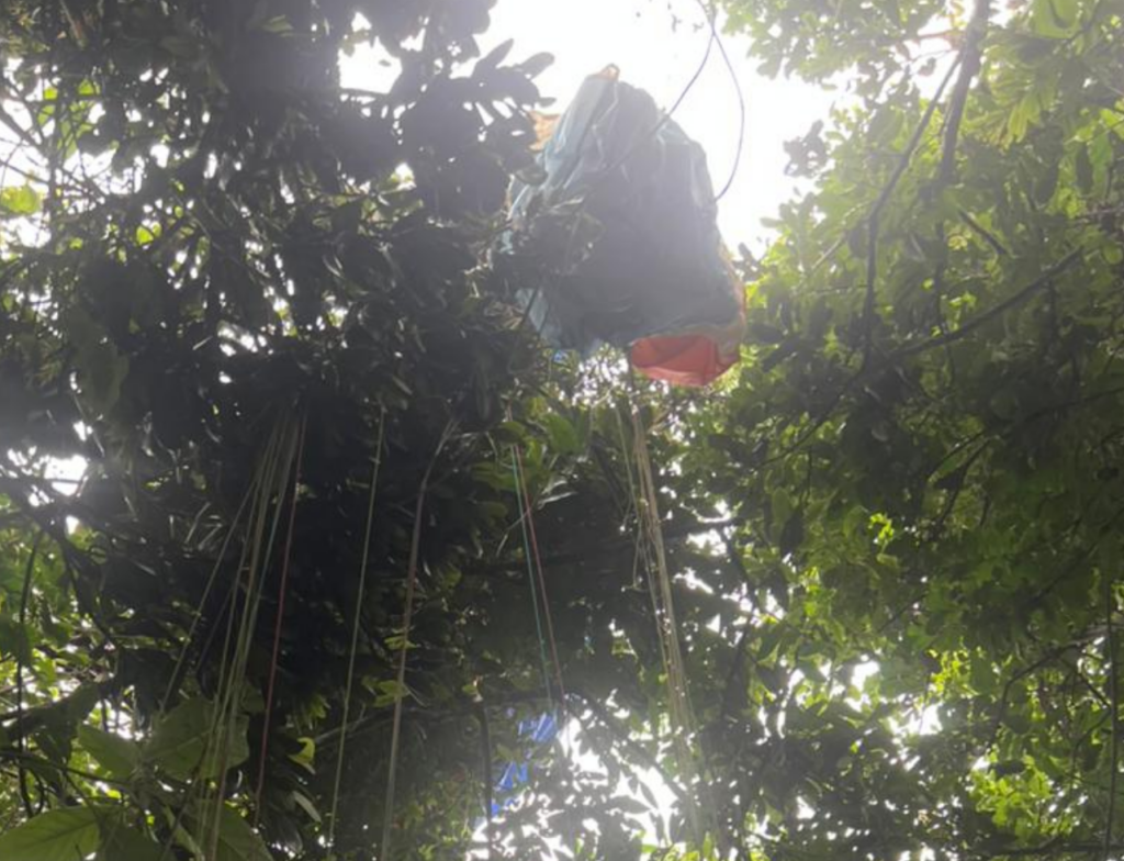 Praticante de parapente morre após colidir contra árvore no Mirante da Praia Vermelha
