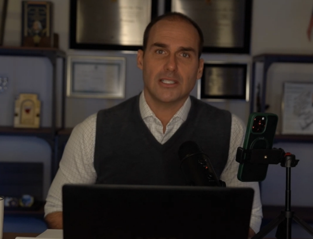 Eduardo Bolsonaro afirma viver exílio político nos EUA e critica STF em entrevista