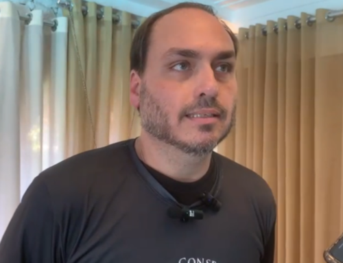 Carlos Bolsonaro cumpre agenda em Criciúma e articula pré-candidatura ao Senado por SC