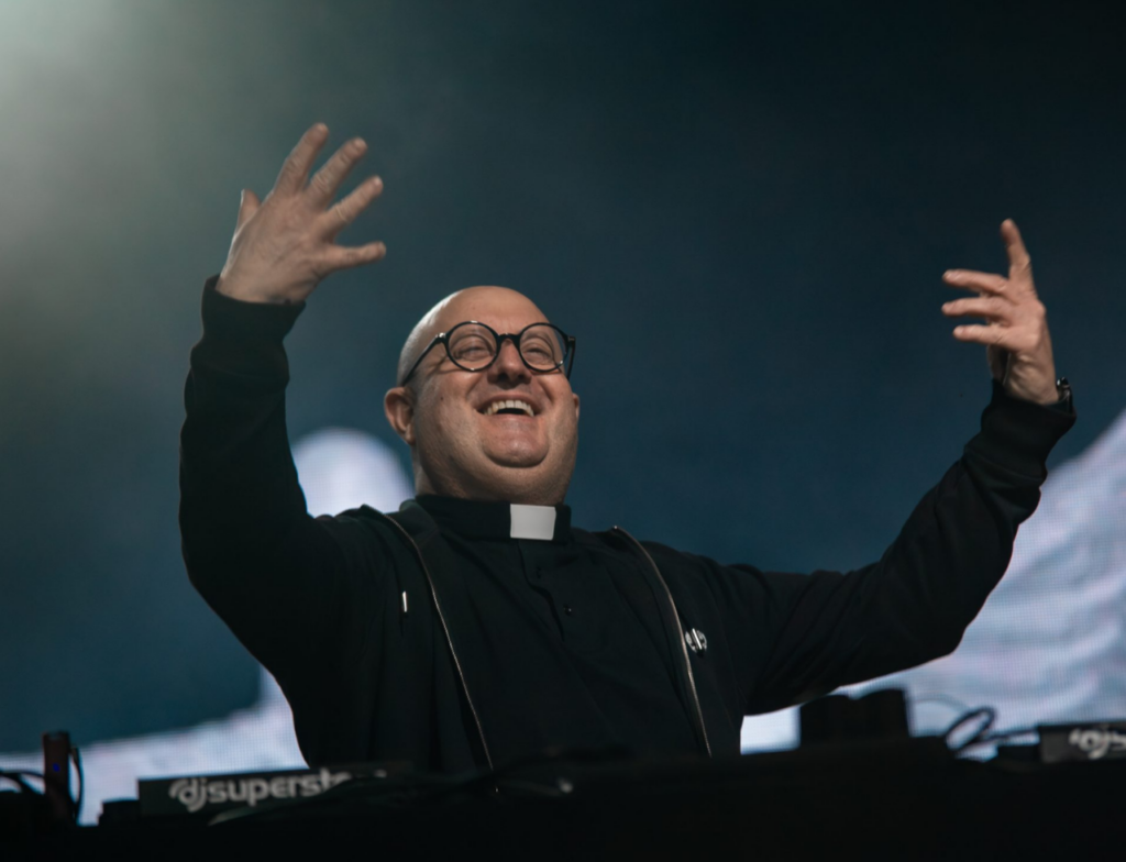 Padre Guilherme: o DJ que leva a fé católica às pistas do mundo