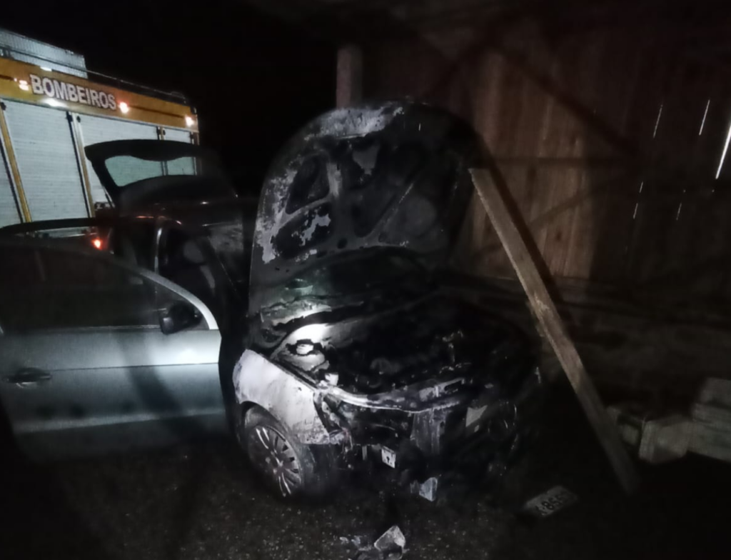 Incêndio atinge dois veículos em garagem residencial em Sombrio