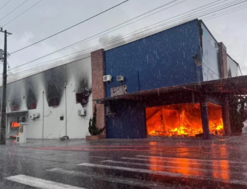 Incêndio destrói área comercial de 700 m² em Turvo e mobiliza bombeiros