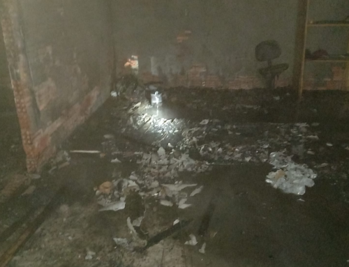 Incêndio atinge casa abandonada no Centro de Içara e mobiliza bombeiros