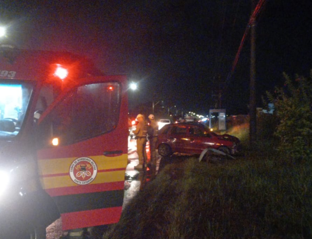Colisão entre dois carros deixa três feridos na Rodovia Paulino Búrigo, em Içara