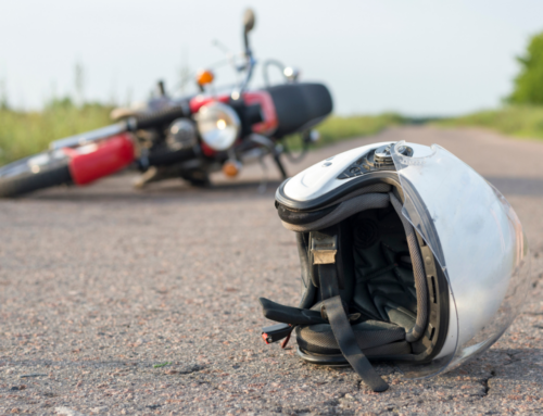 Adolescente perde controle de moto e colide com carro em Içara