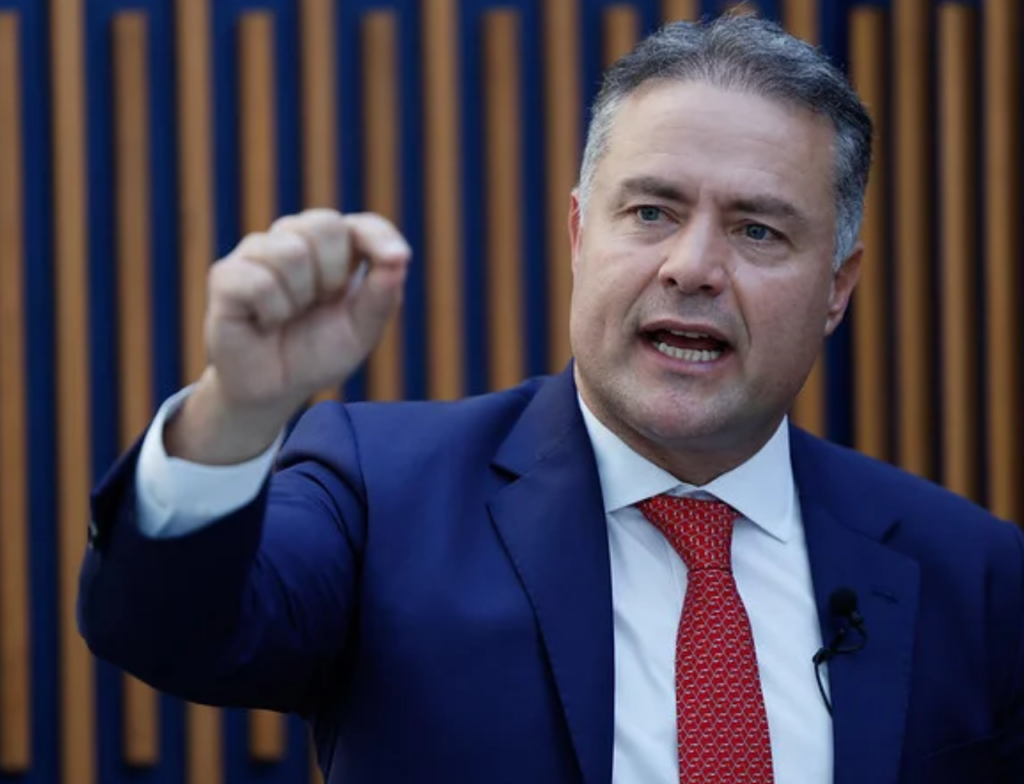 Renan Filho critica ausência de obras do governo de SC durante agenda no estado