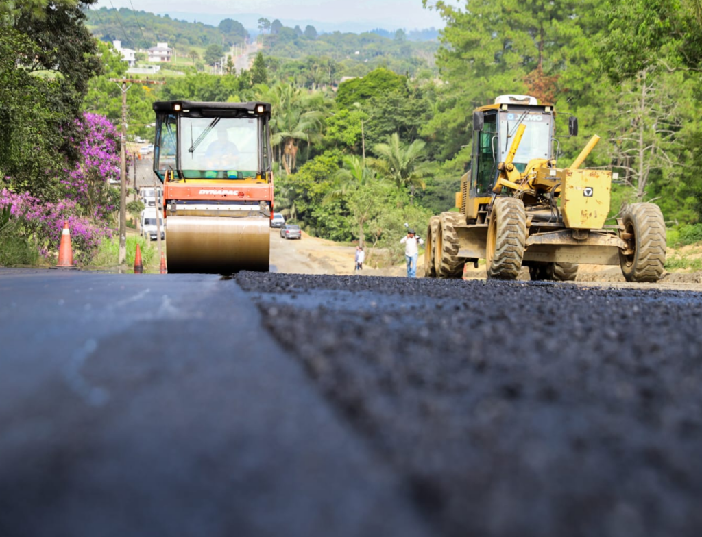 Rua Pedro Dal Toé entra na fase de pavimentação asfáltica em Criciúma