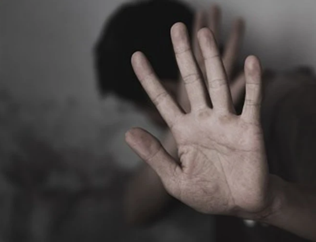 Mulher é presa após agredir ex-companheiro em Criciúma