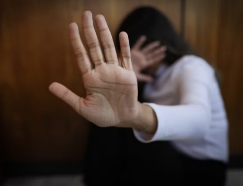 Tentativa de feminicídio deixa mulher gravemente ferida em Criciúma