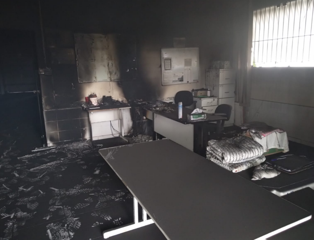 Incêndio atinge Centro Pop no bairro Pinheirinho, em Criciúma