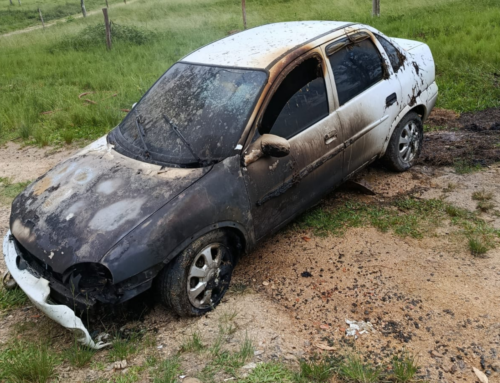 Incêndio destrói carro em estrada rural de Morro da Fumaça
