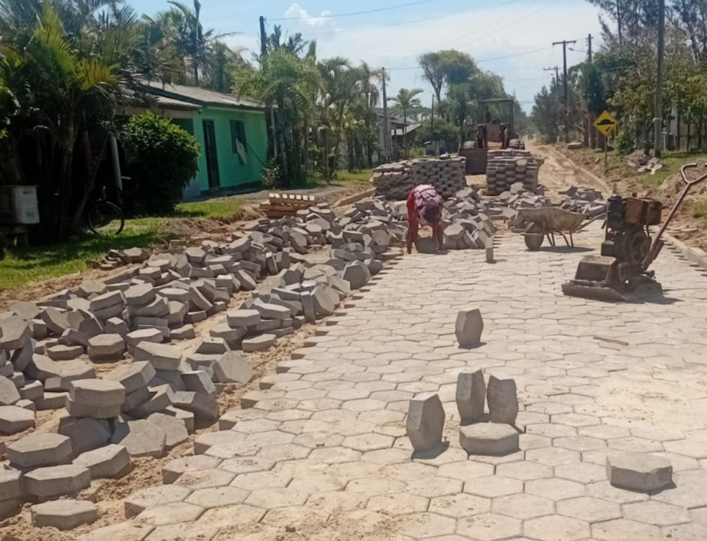 Rua Manoel Isaac começa a ser pavimentada no bairro Lagoinha, em Balneário Gaivota
