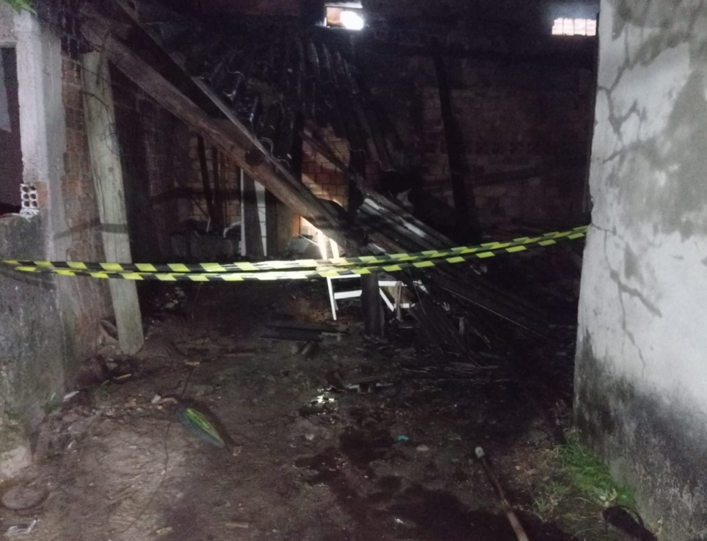 Incêndio destrói residência no bairro São Luis, em Sombrio