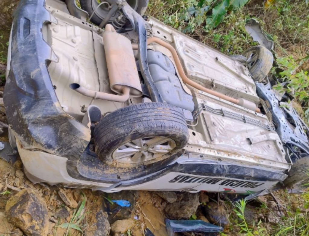 Viatura da PM cai em ribanceira durante atendimento no Alto Vale