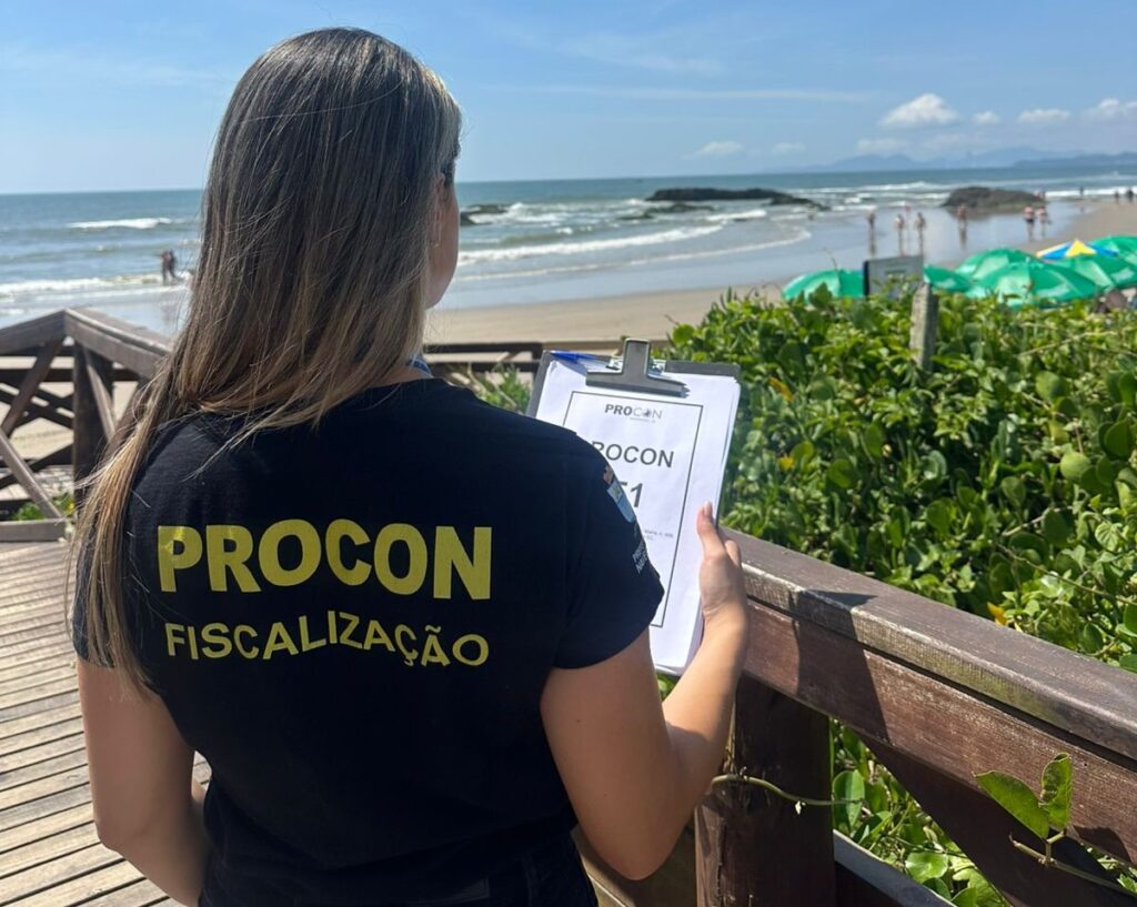 Alerta sobre cobrança indevida para uso de cadeiras e guarda-sóis na praia é emitido em Navegantes