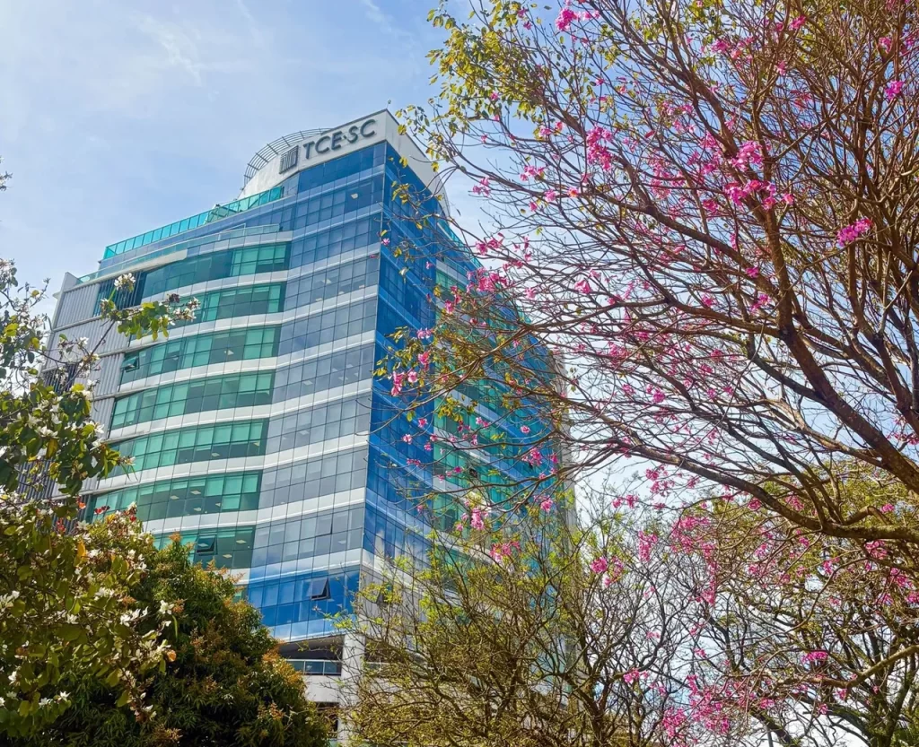 TCE/SC abre concurso público com salário de até R$ 21 mil