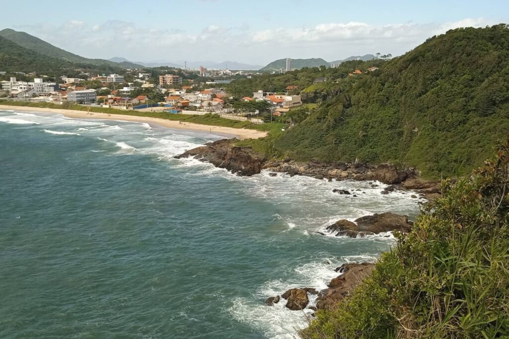 Barco artesanal é resgatado após pane elétrica na Ponta da Vigia em Penha