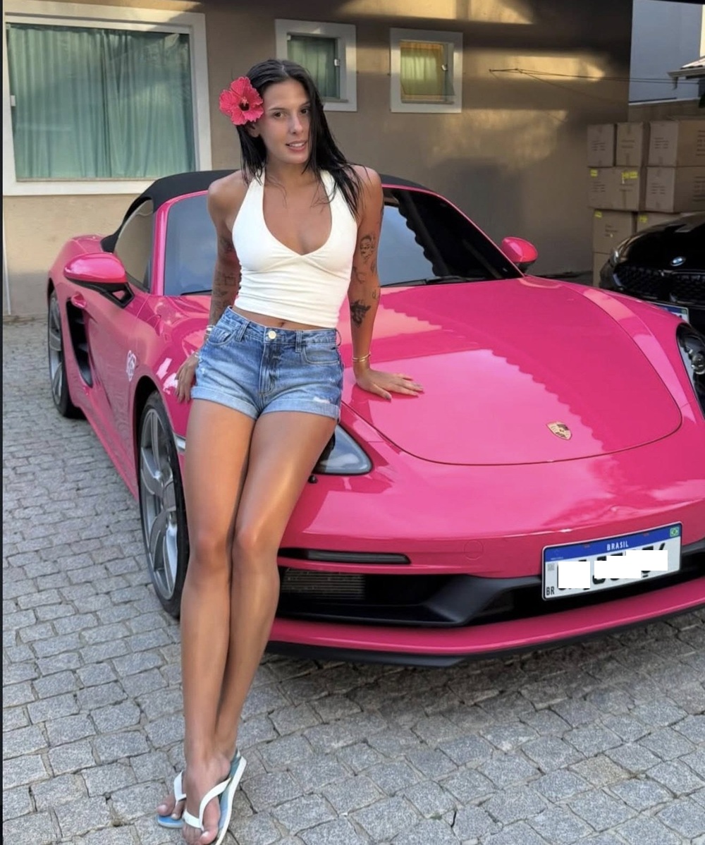 Ana Castela exibe Porsche rosa e agita redes sociais