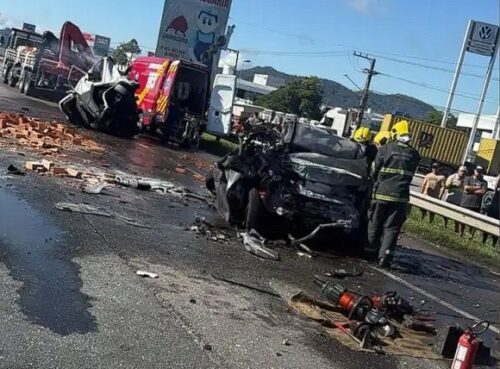 Acidente de trânsito na BR-101 deixa três mortos e provoca 12km de congestionamento em Itajaí