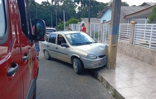 Bebê de seis meses fica ferido após automóvel colidir em poste em Itaiópolis