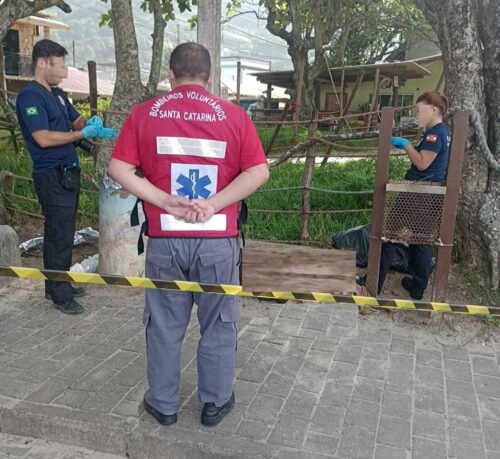 Briga por uso de cartão de crédito termina com homem morto e mulher ferida em Penha