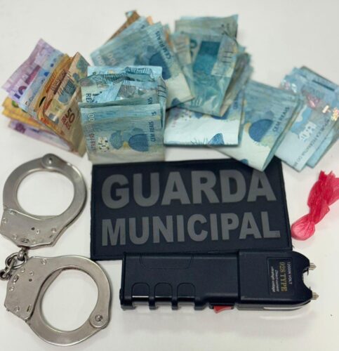 Drogas e R$ 5,4 mil são encontrados com jovem em Rio do Sul