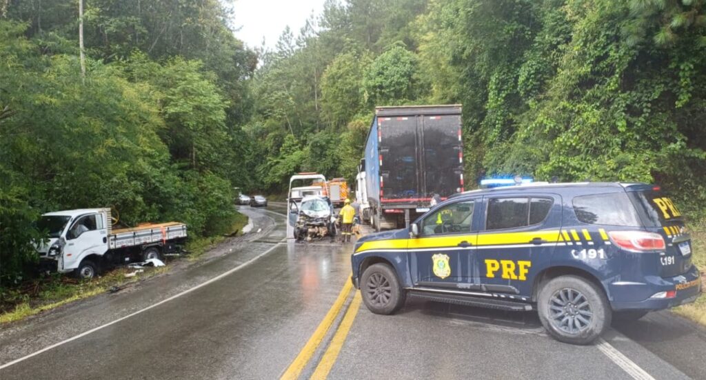 Acidente bloqueia totalmente a BR-282 em Águas Mornas