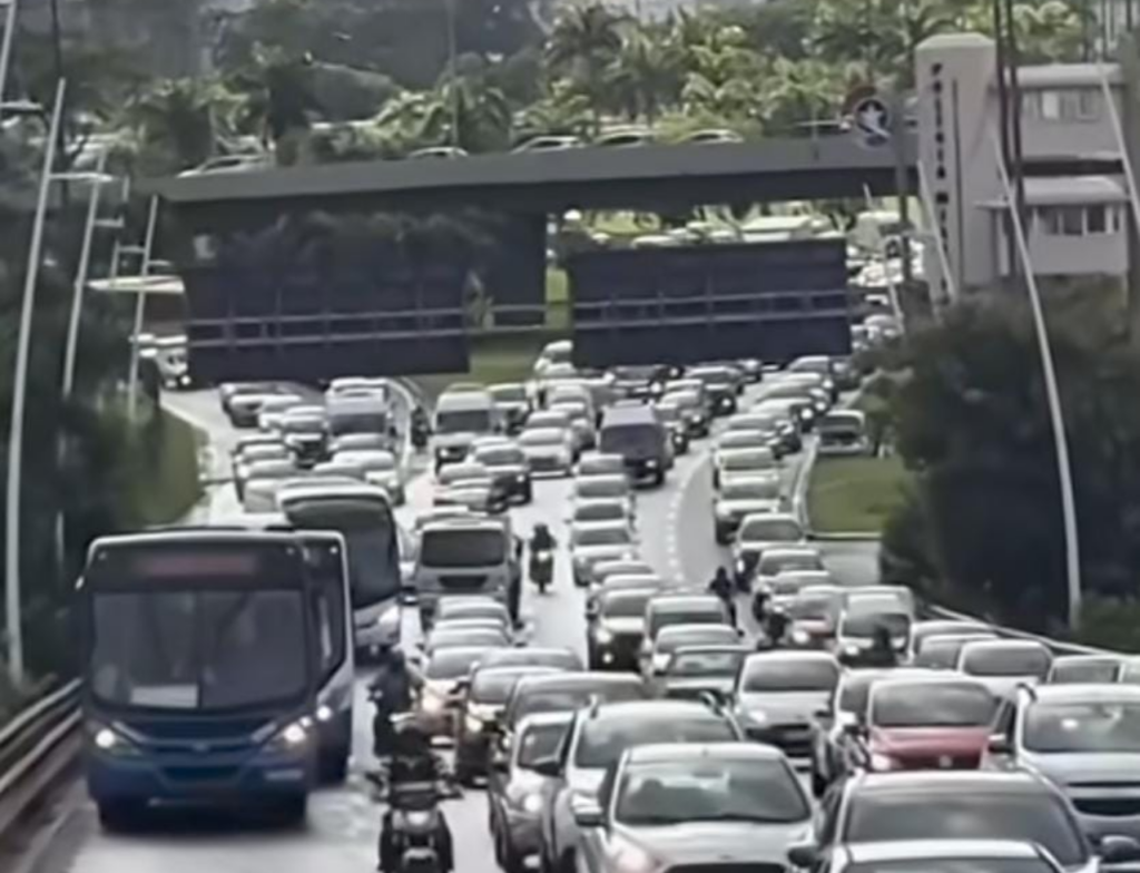 Acidentes e excesso de veículos travam trânsito em Florianópolis