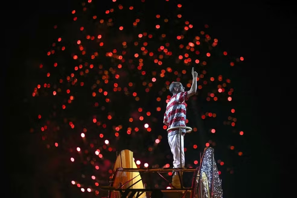 Beija-Flor e Viradouro brilham na Sapucaí na 2ª noite do carnaval no RJ