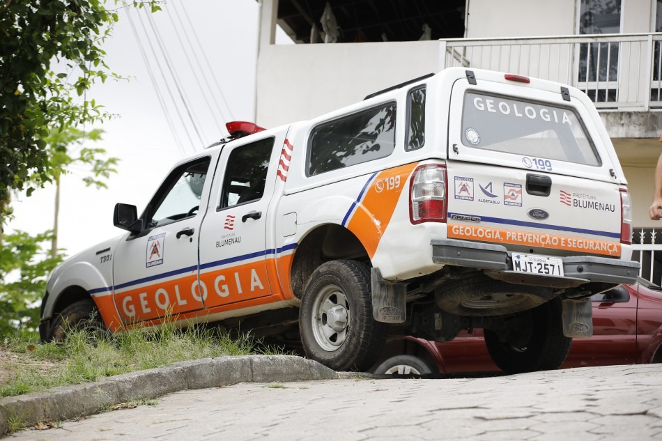 Blumenau mobiliza equipe para auxiliar Juiz de Fora após tragédia