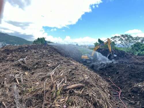 Bombeiros encerram combate a incêndio em área da COMCAP em Florianópolis