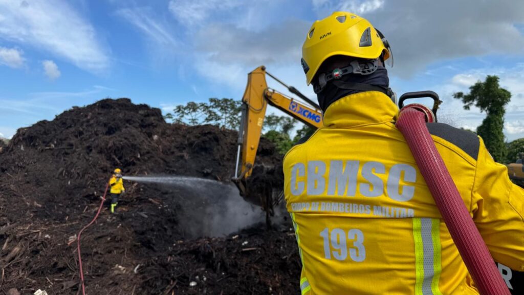 Bombeiros seguem com trabalho de rescaldo após incêndio em Florianópolis