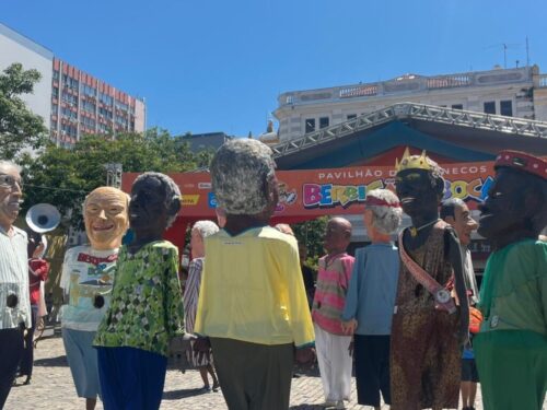 Bonecos do Berbigão do Boca são incendiados no Centro de Florianópolis