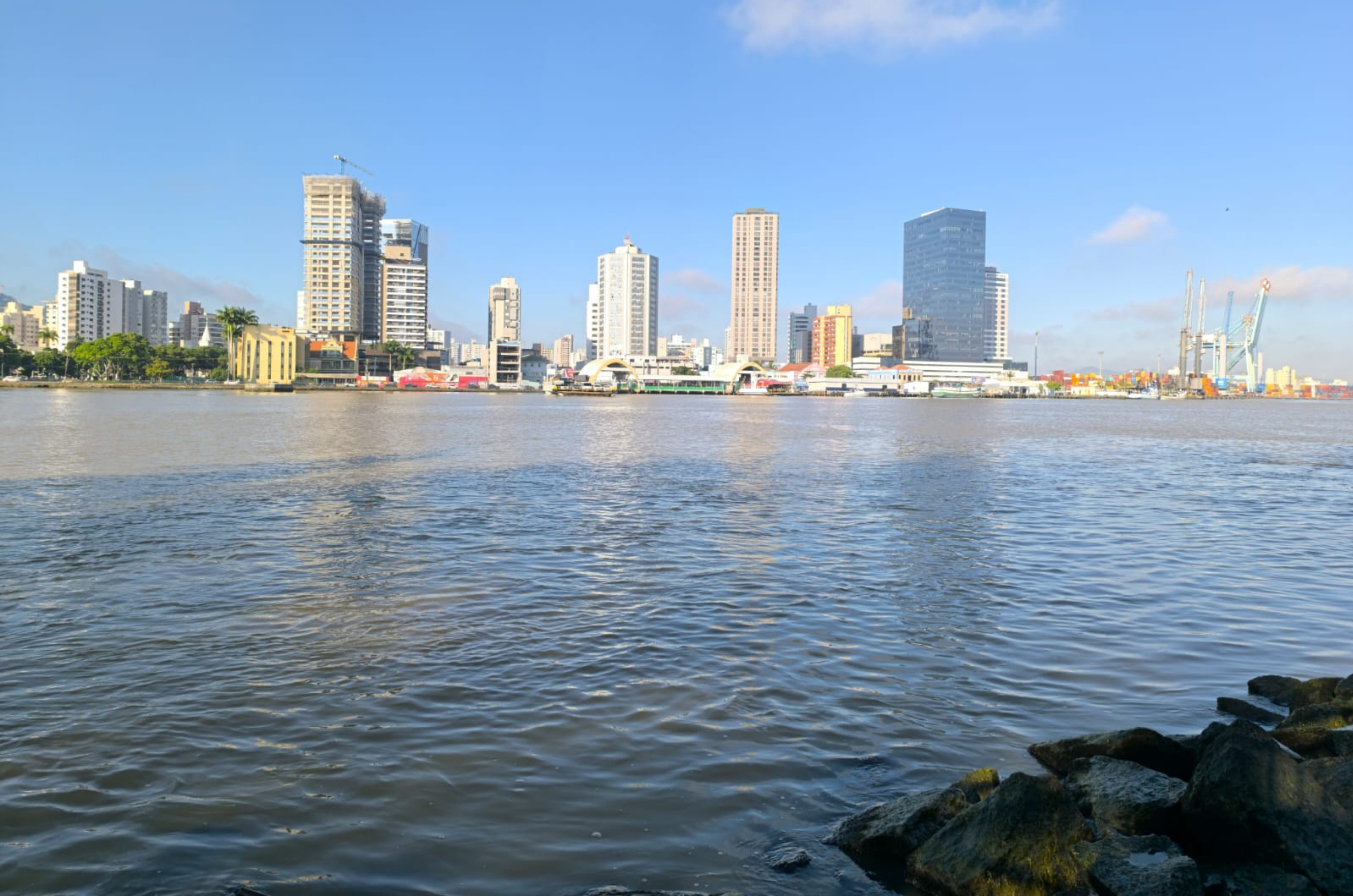 Calor intenso e risco de temporais marcam a quarta-feira em Santa Catarina