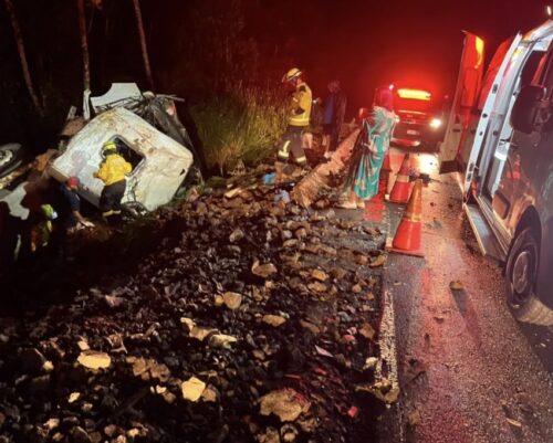 Caminhão com carga de maçã capota na BR-282 e motorista fica gravemente ferido