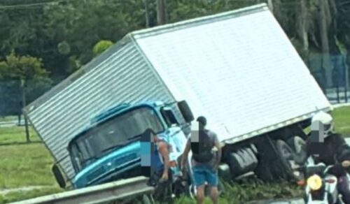 Caminhão sai da pista e trava a BR-101 em São José