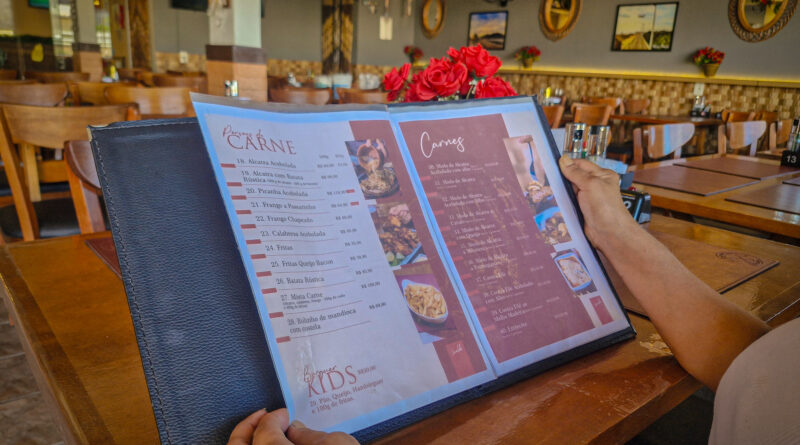 Estabelecimentos recebem orientação sobre obrigatoriedade de cardápios físicos em Navegantes