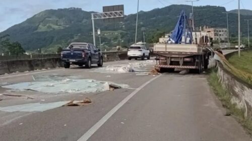 Carga de vidro cai e interdita trecho da BR-101 em Biguaçu
