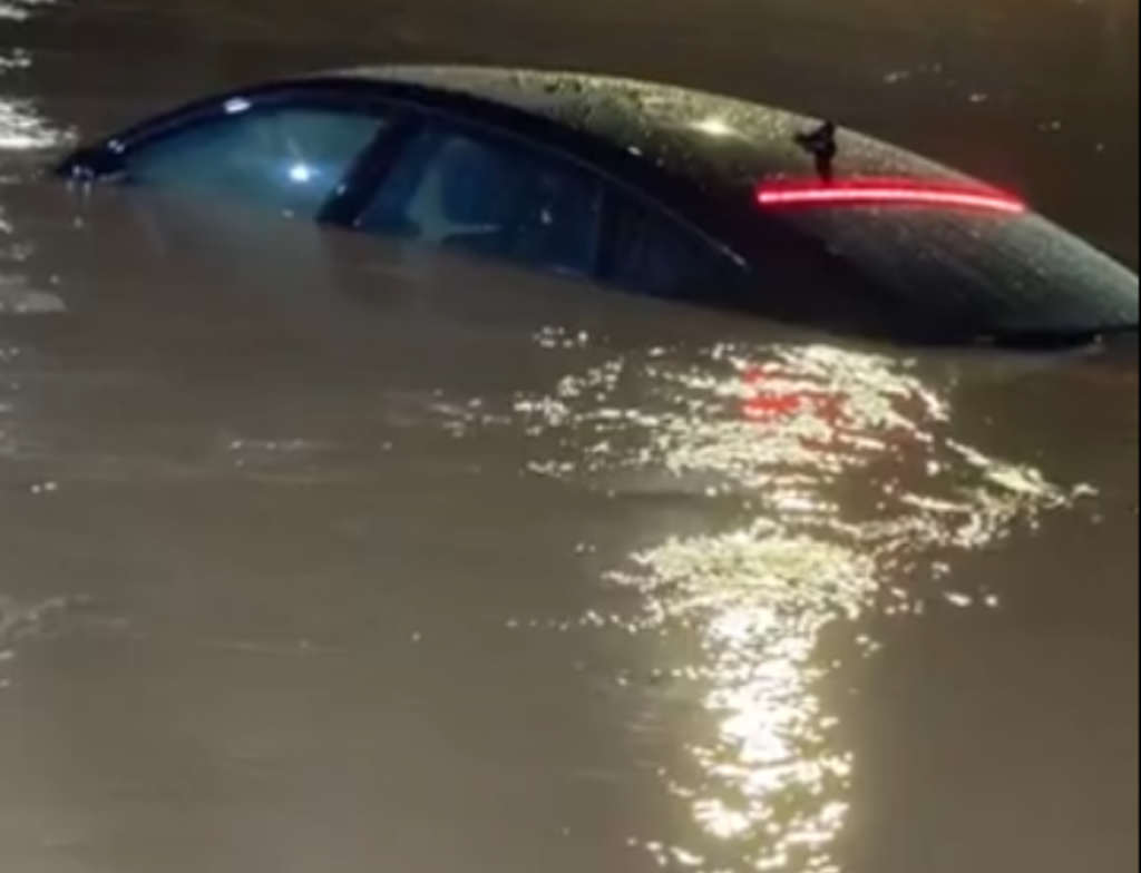 Carro é arrastado e fica submerso durante temporal em Palhoça