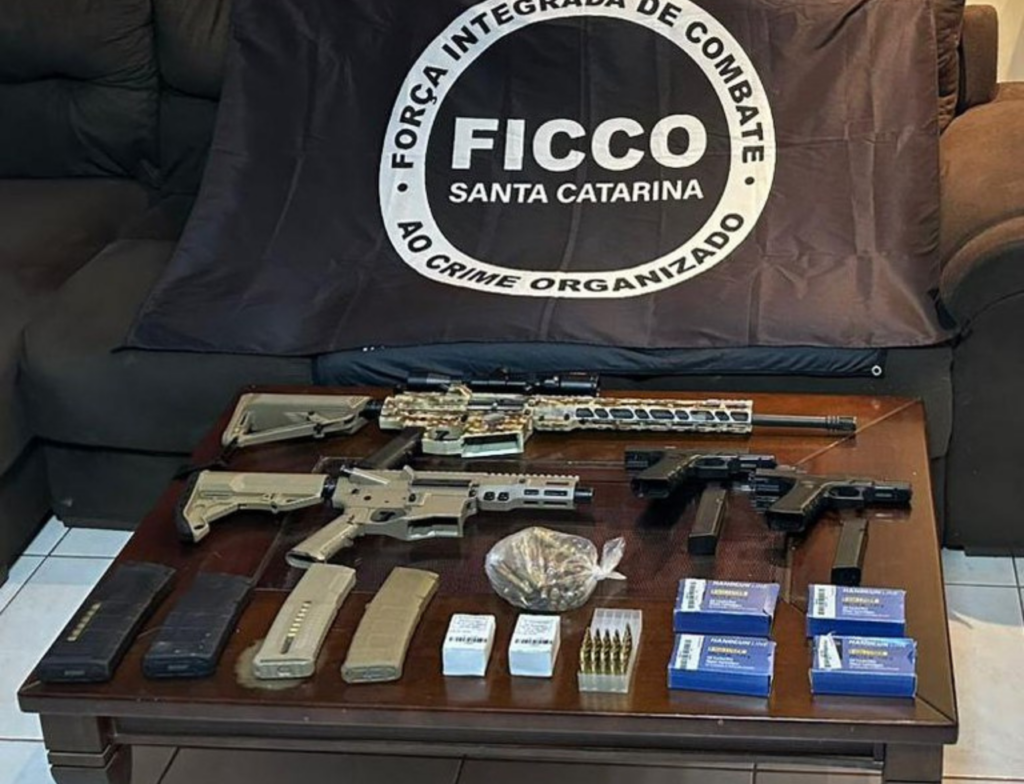 Força-tarefa prende foragido por homicídios e apreende fuzis