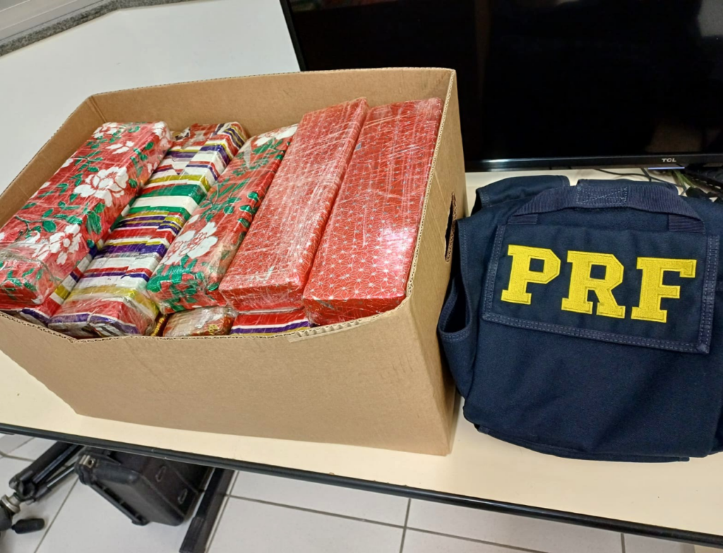 PRF apreende 20 quilos de maconha e prende motorista na BR-101, em Tubarão. Foto: Divulgação/PRF