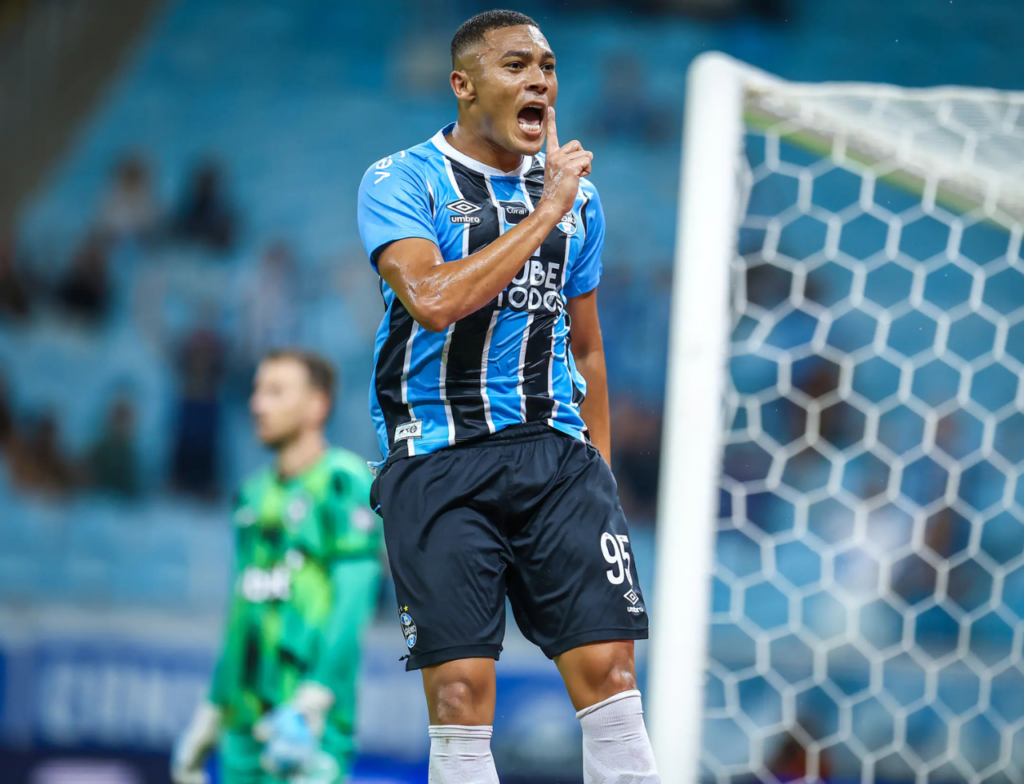 Com hat-trick de Carlos Vinícius, Grêmio vira sobre o Botafogo e vence por 5 a 3