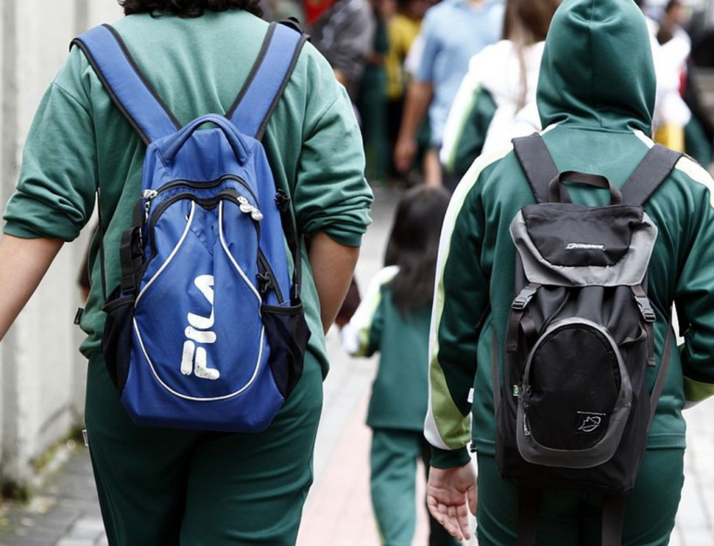 Mochilas pesadas preocupam pais e aumentam queixas ortopédicas na volta às aulas